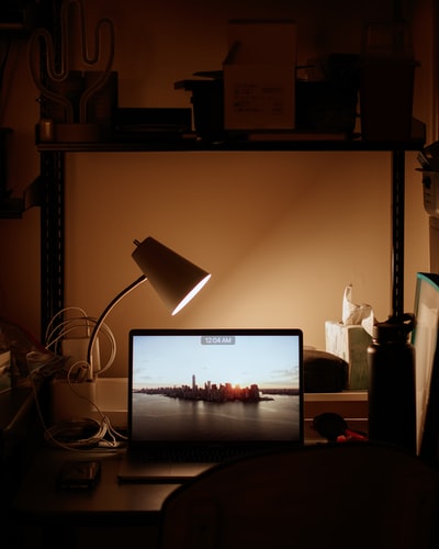 笔记本电脑打开旁边的台灯打开
